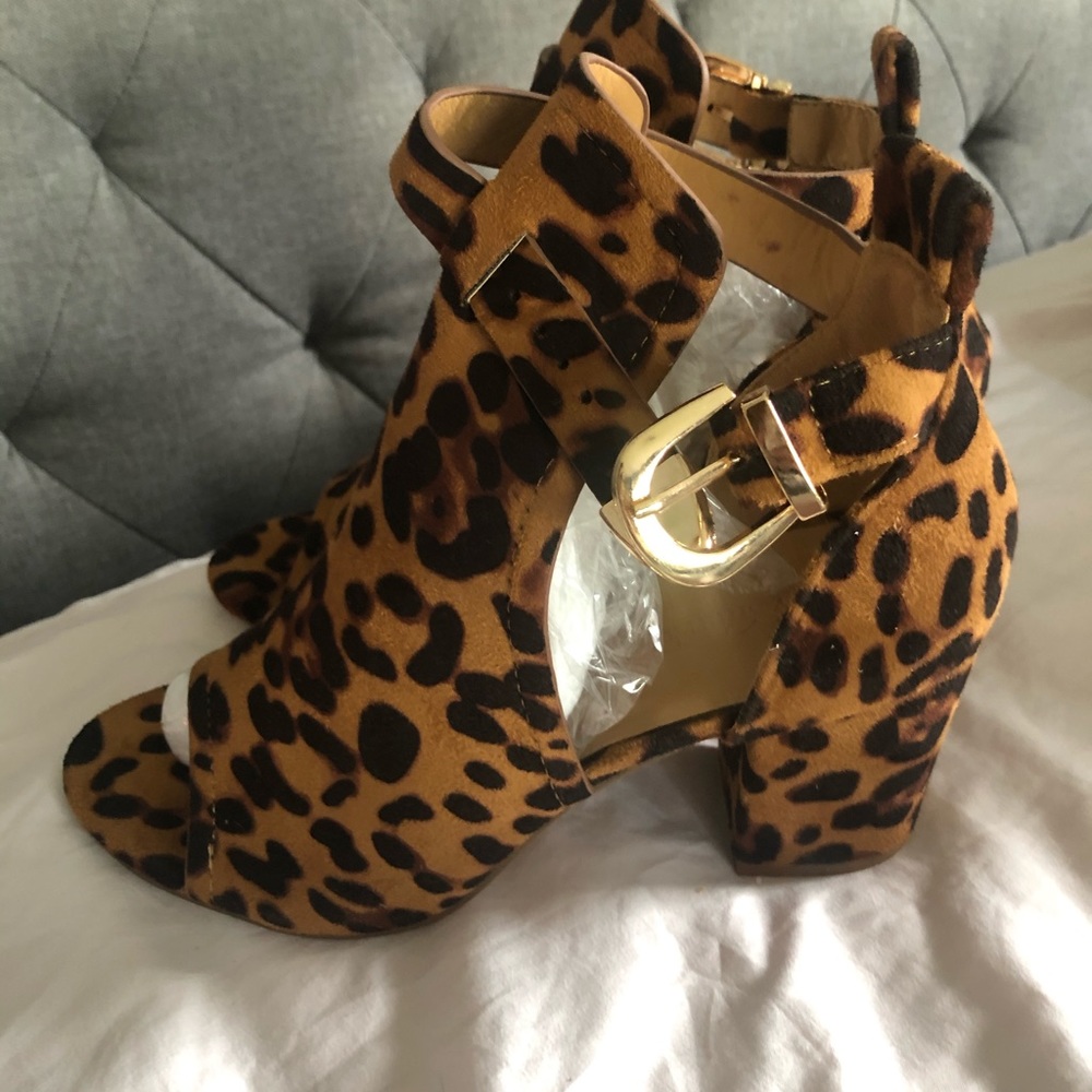 NIB Lov Mark Leopard Chunk heel Sandals